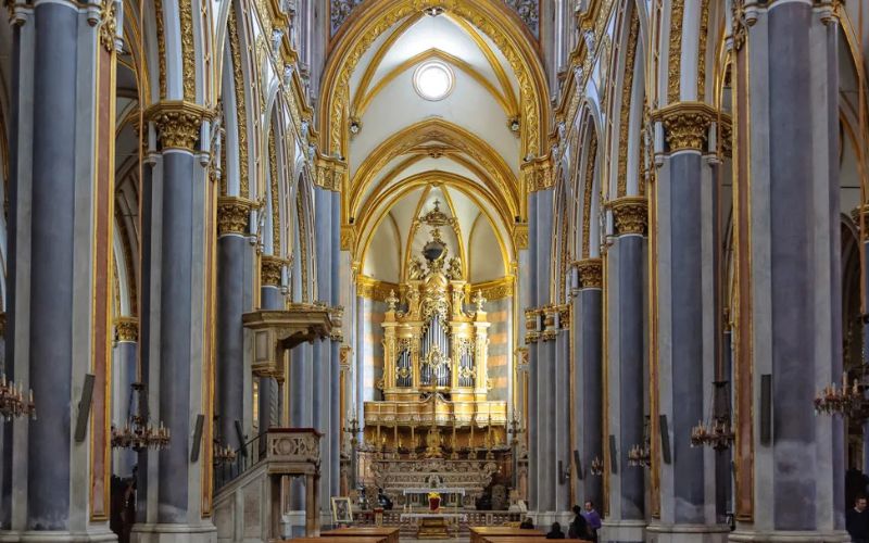 How Do Churches Influence the Architecture of Naples